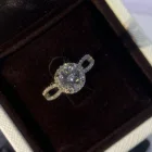Покрытые белым золотом из серебристого цвета 1ct 6,5 мм Классический кольцо для помолвки, кольцо для инкрустация Moissanites c логотипом отличный подарок для подруги M03A
