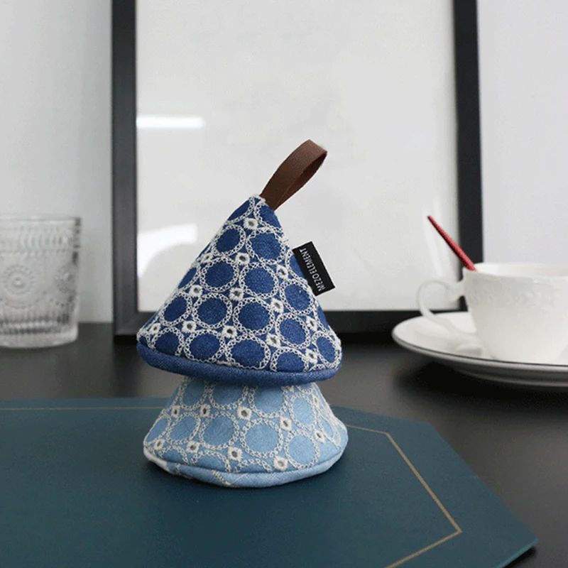 

2pcs/set Denim Embroidery Insulation Gloves Kitchen Insulated Pot Cap Anti-scalding Thick Triangular Pot Handle