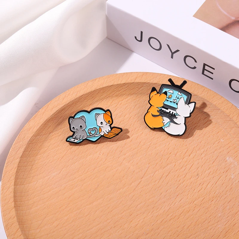 

Cute Two Foxes And Cats Brooches Custom Animal Lapel Enamel Pin Creative Cartoon Backpack Clothes Badges Jewelry Gift Wholesale