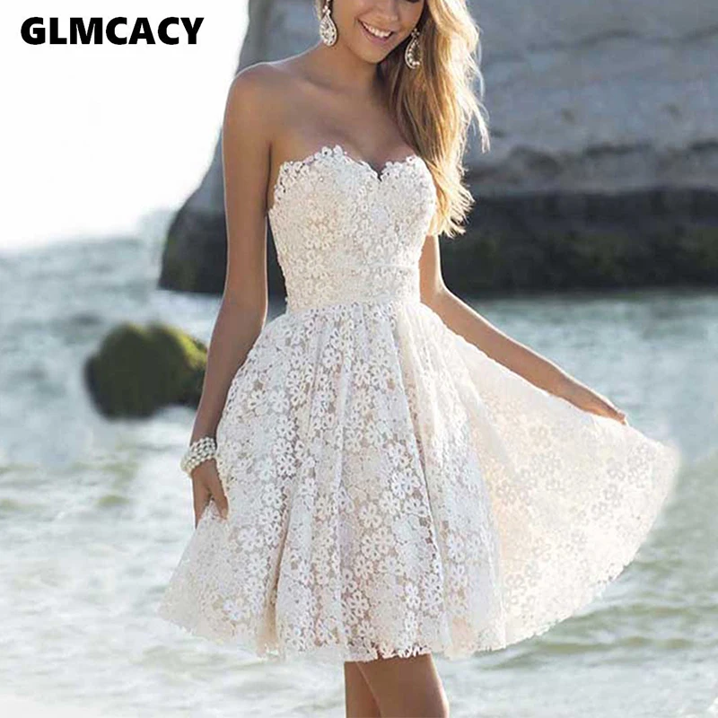 Женское мини платье без бретелек с открытыми плечами кружевное летнее