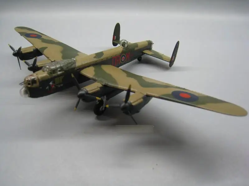 Британский AVRO LANCASTER MK. III 1/144 Готовая модель самолета IXO |