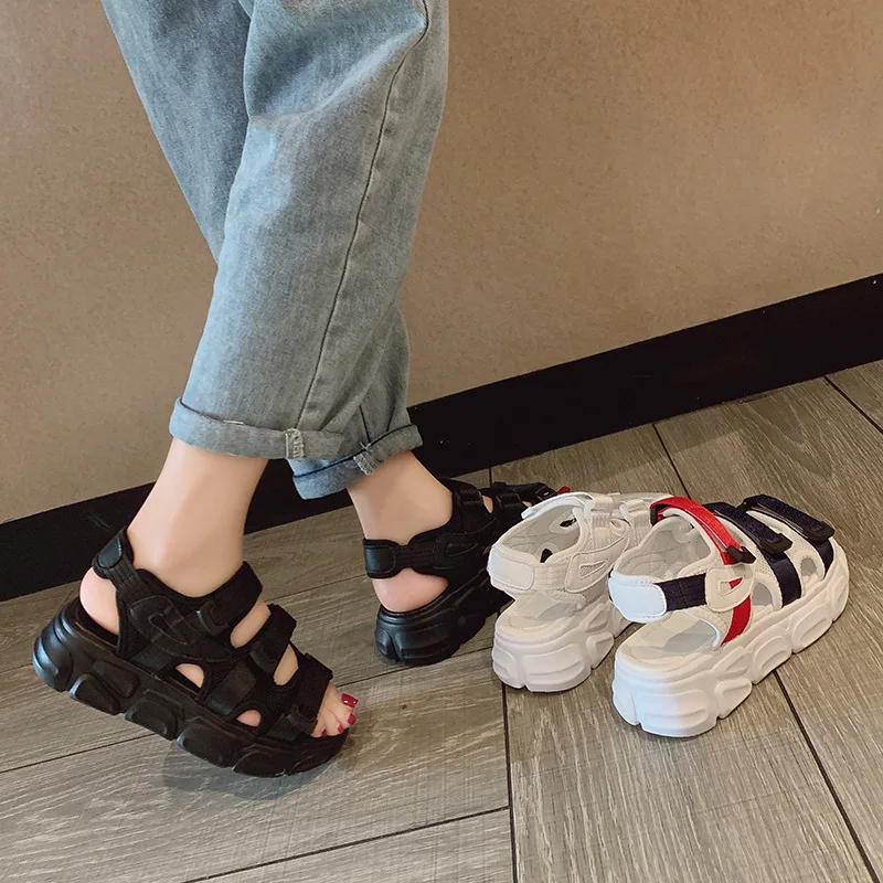 Летние женские сандалии с пряжкой Цвет черный белый Удобные на платформе Женская