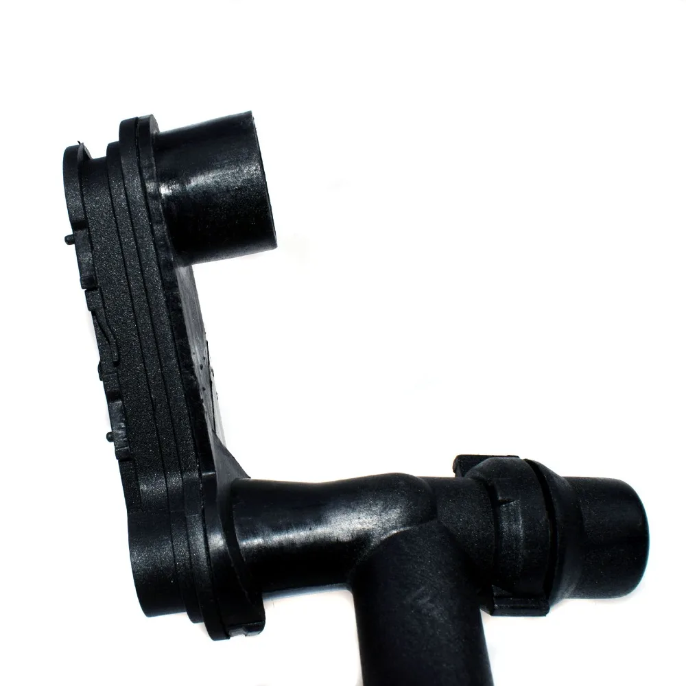 Соединительная труба для воды соединяет радиатор с расширительным баком BMW e46 323i