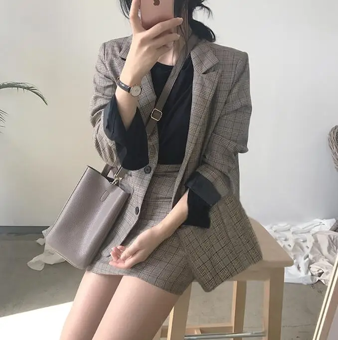Женский офисный костюм-двойка элегантный однобортный пиджак в клетку и короткая