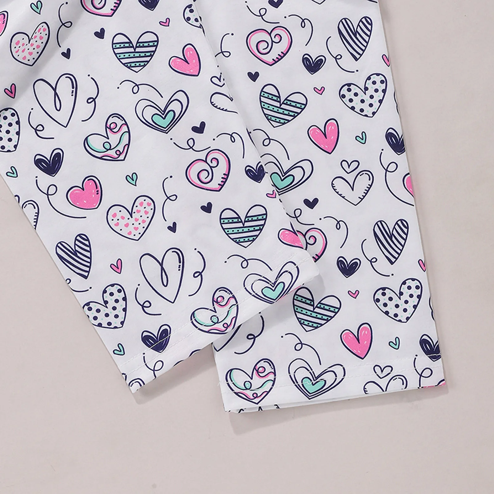 

2021 New baby children's baby fashion cute sweet simple winter warm heart-shaped printed stitched top pants set