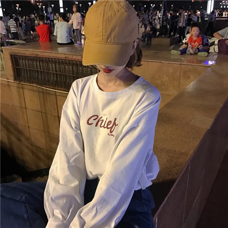 Женская свободная футболка с буквенным принтом белая Осенняя облегающая