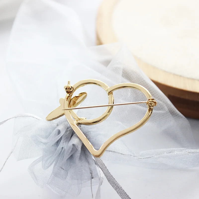 Выдолбленные с сердцем персикового цвета брошь &quotсамолет&quot дети интерес