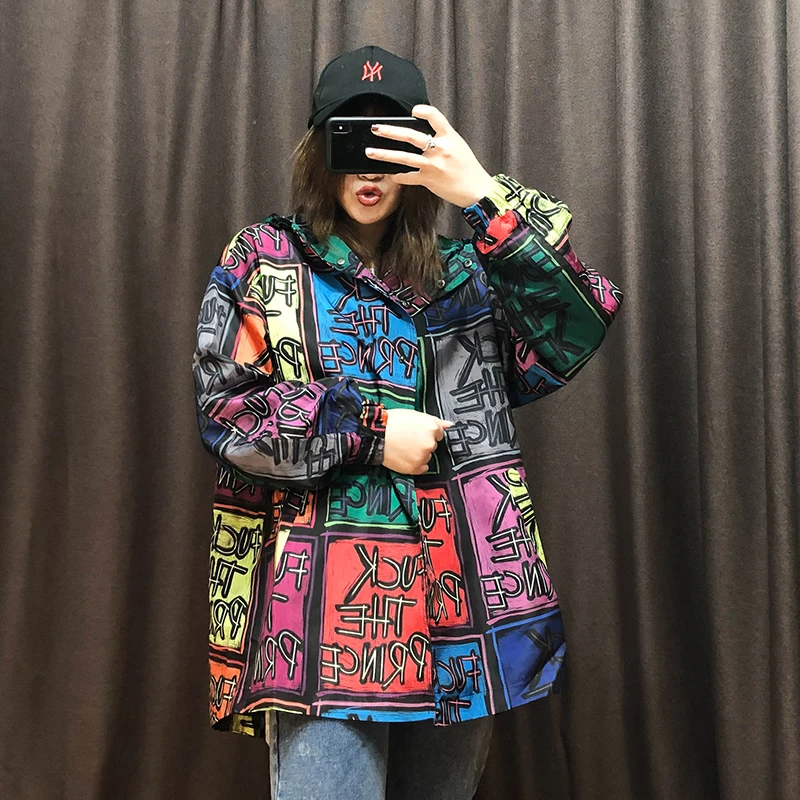 

Для защиты от ветра, BF с капюшоном свободного кроя в виде граффити, с буквенным принтом ветровка Женская 2020 Демисезонный новое пальто-тренчи...