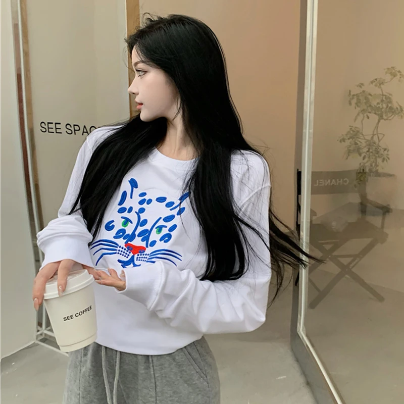 Свитшот женский с вышивкой кошки повседневный белый пуловер круглым вырезом и