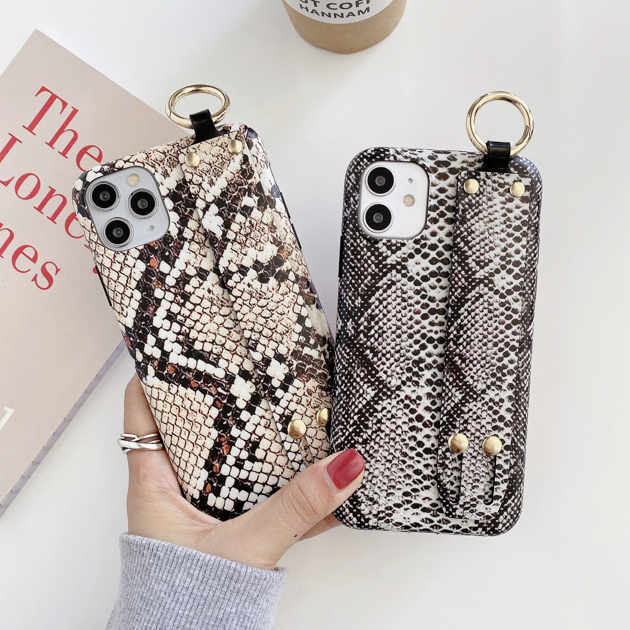 

Fashion Snakeskin pattern Soft TPU Wrist strap Phone Case For iPhone 14 13 12 11 Pro MAX X XR 7 8 Plus Luxury Coque case Cover