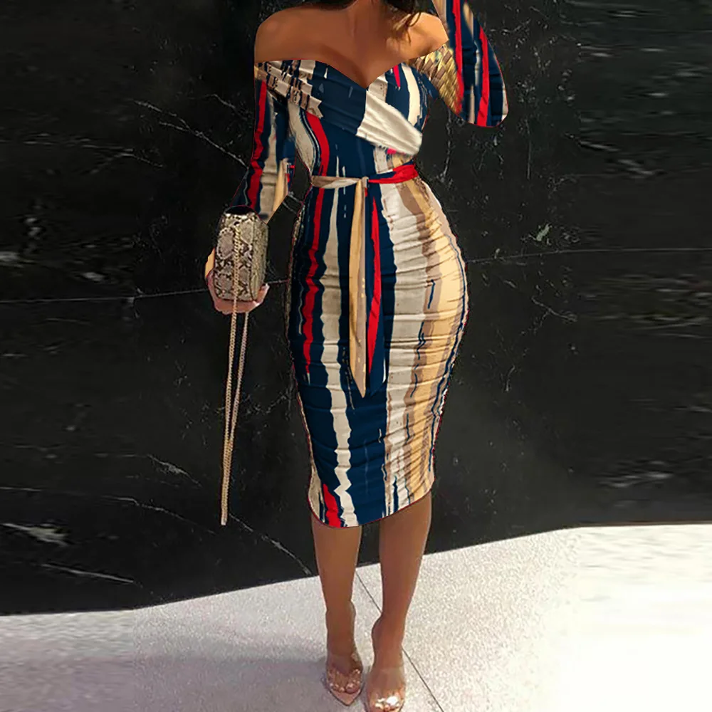 Женское платье с оборками элегантное облегающее открытыми плечами и поясом