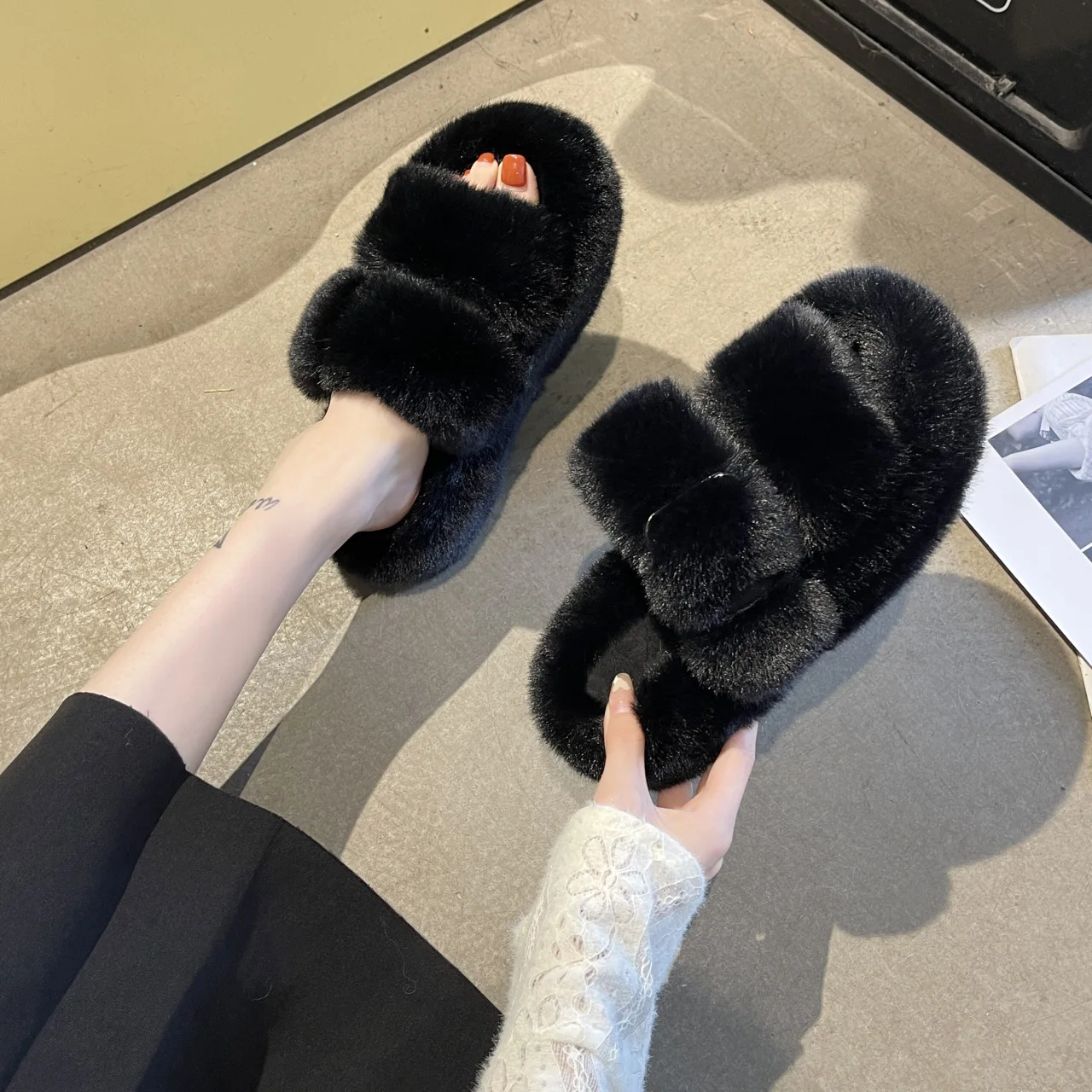 

2021 Winter Fashion Soft Warm Comfort Flat Fur Slipper Brand Designer Slip On Loafers Mules Flip Flops Casual Indoor Slipper