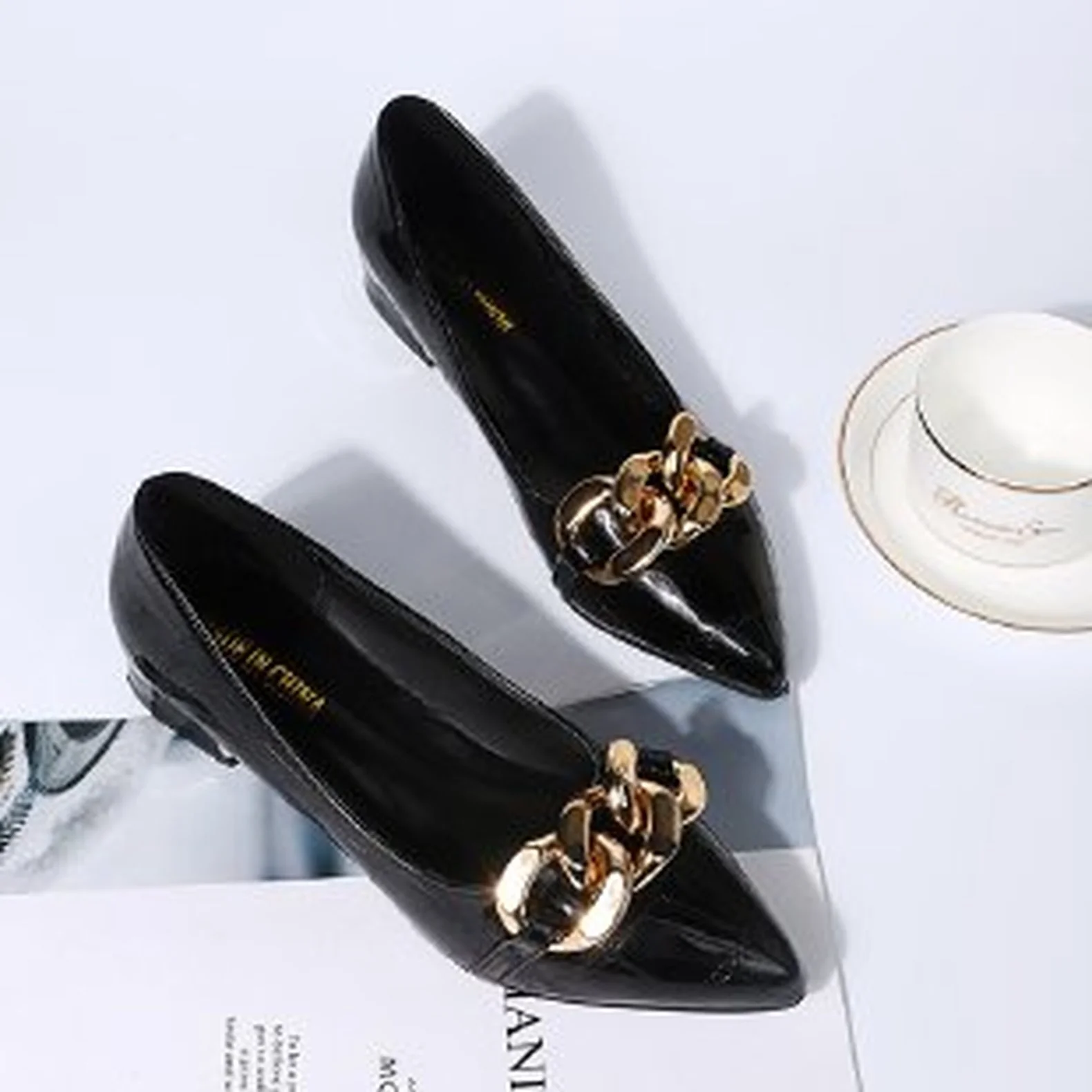 

Женские туфли с острым носком, на толстом каблуке, с цепочкой