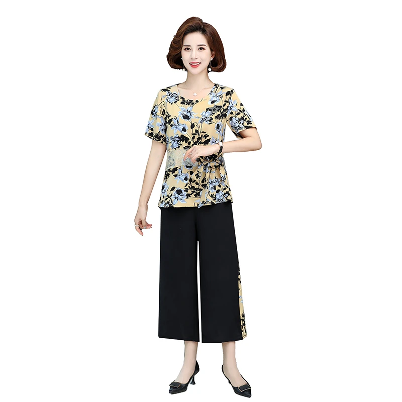 

Женский костюм с цветочным принтом, комплект из двух предметов с круглым вырезом и короткими рукавами и широкими штанинами с высокой талией...