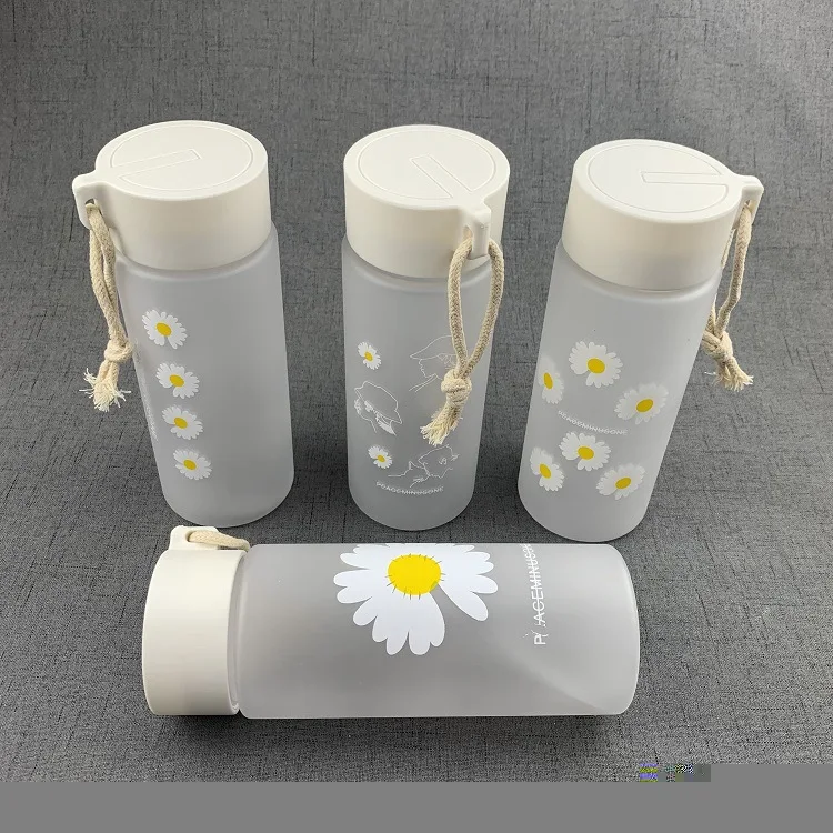 

600ml Small Daisy Transparent Plastic Water Bottles BPA Free Creative Frosted Water Bottle with Portable Rope Travel Tea Cup