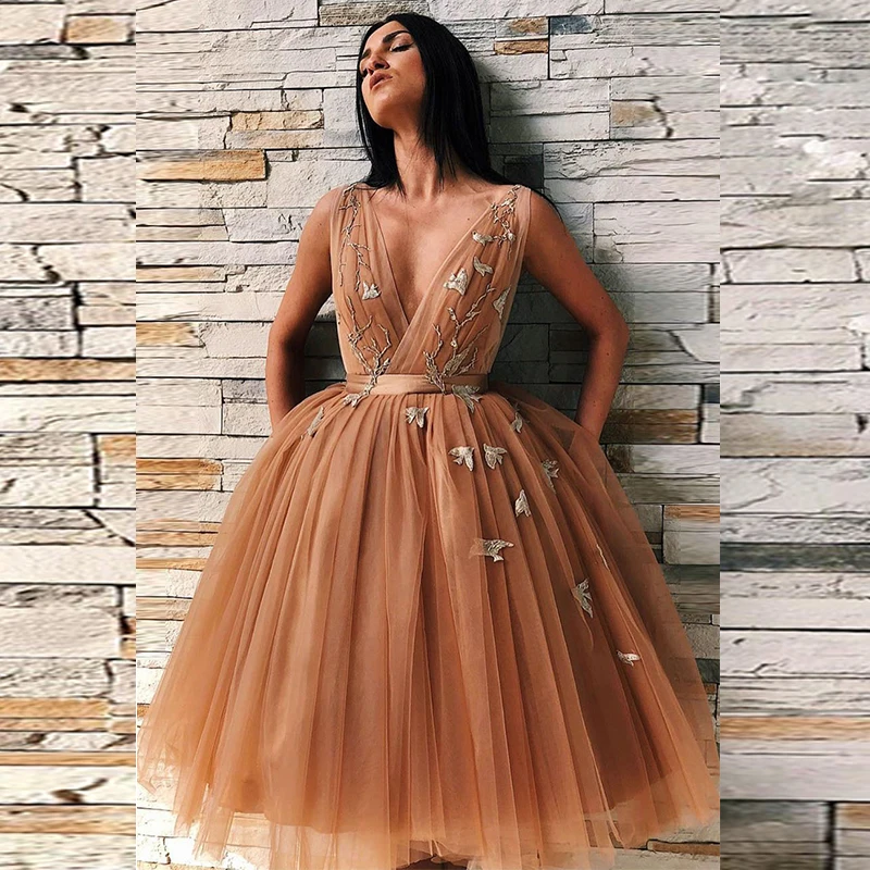 

Chic Champagne Plunging V-Neck Homecoming Dresses Appliqued Knee Length Cocktail Dresses Elegant Tulle Vestido De Fiesta