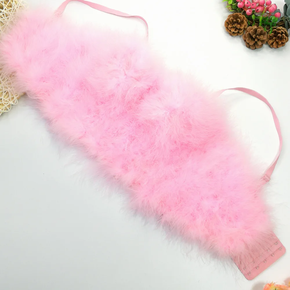 

Женский короткий корсет без рукавов, с перьями