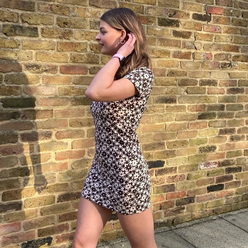 

Женское винтажное платье с коротким рукавом, приталенное цельное платье для взрослых с цветочным принтом вишневой хризантемы и пуговицами,...