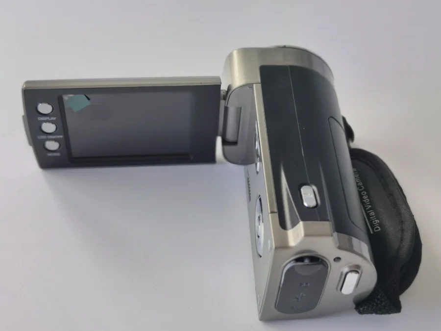 HD720P цифровая видеокамера с 2 7 дюймовым TFT-дисплеем и 4-кратным цифровым зумом |