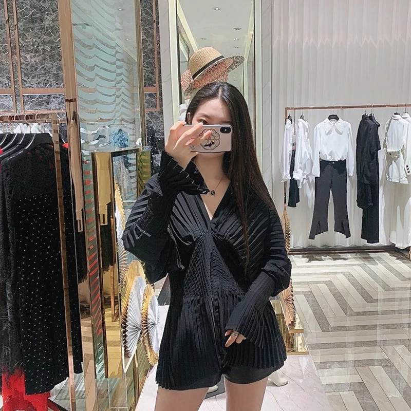 

Pleated waist V-ne Print Shirt with flared sleeve and long sleeve