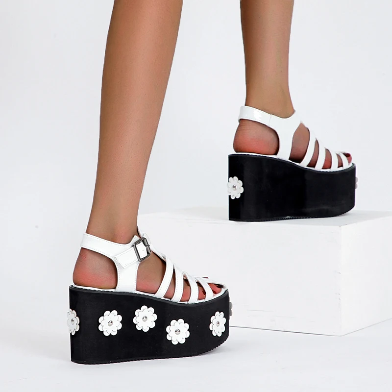 

Сандалии женские на танкетке 10 см, босоножки-гладиаторы с цветами, обувь в стиле панк для косплея, обувь на массивной платформе, летние