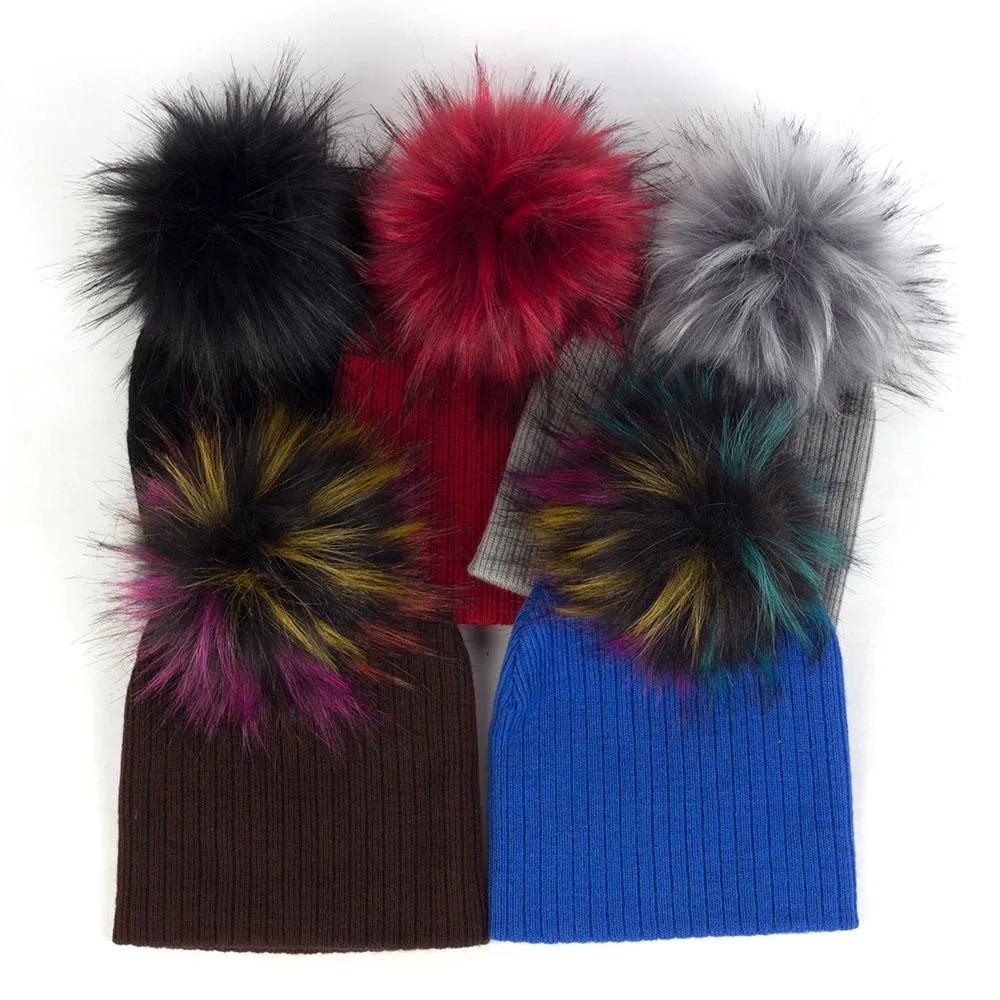 Шапка-бини однотонная в рубчик с помпоном из искусственного меха | Детская одежда