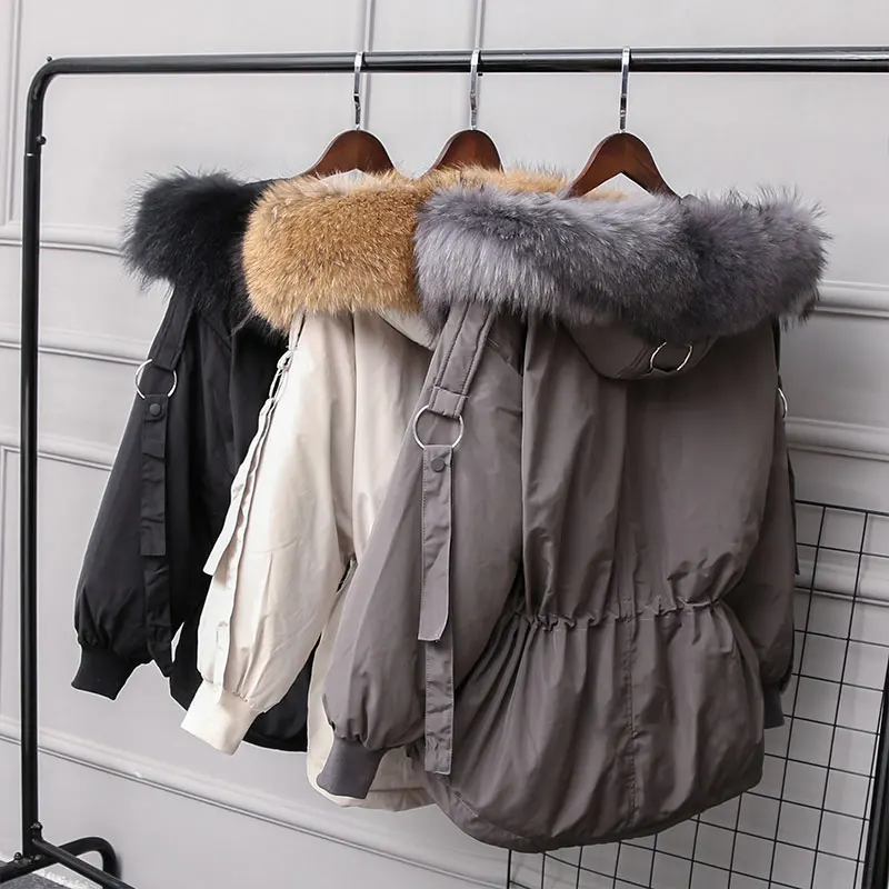 Женский пуховик с капюшоном куртка на белом утином пуху натуральным мехом енота