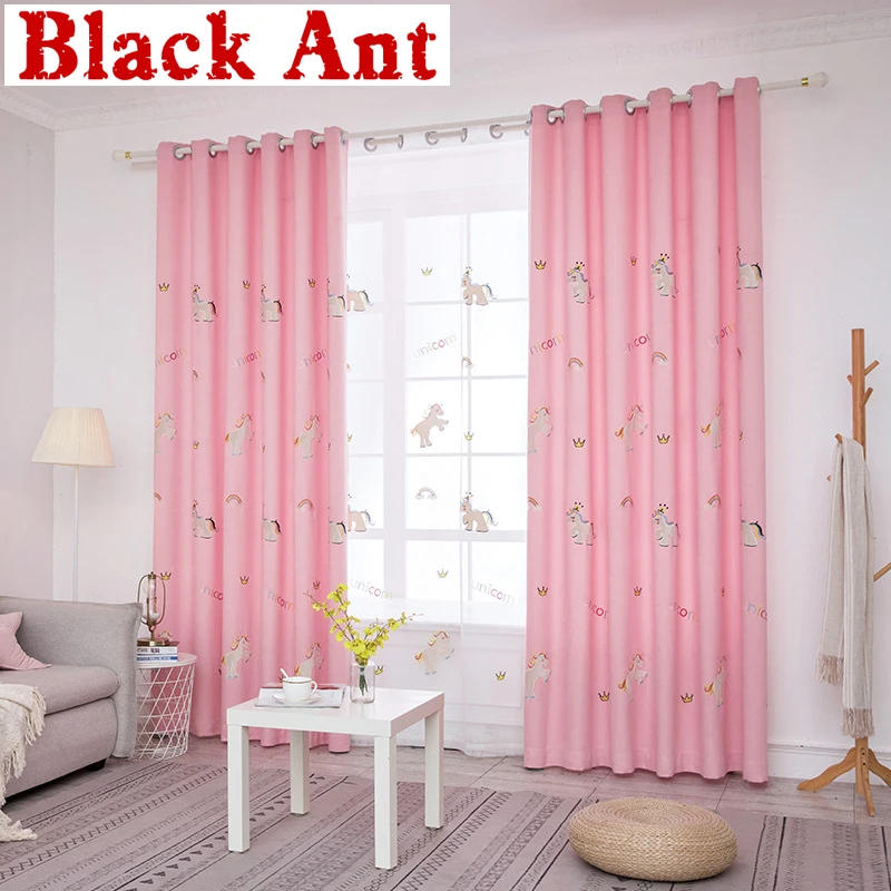 С принтом из мультфильмов розового и синего цвета с вышивкой окна шторы платье