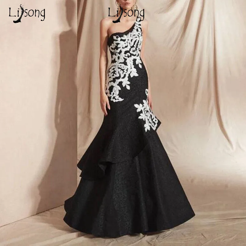 Женское длинное вечернее платье русалка элегантное черное атласное на одно