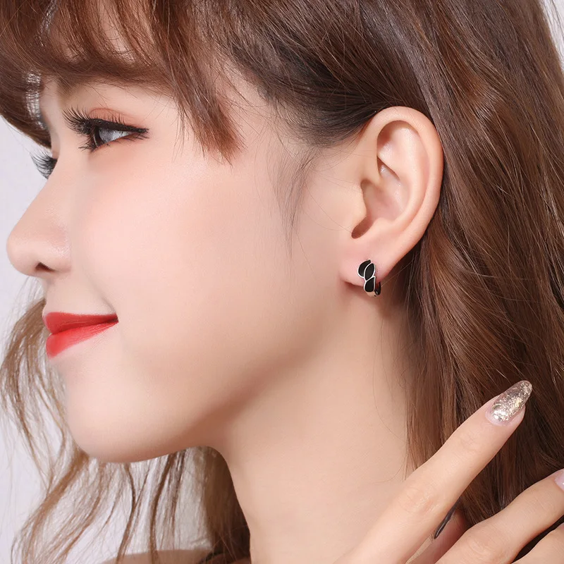 Women's Fashion Creative Small Hoop Earrings Two Tone Black Flame Leaf Tiny Huggies Lovely Mini Earring Piercings For Lady Girls