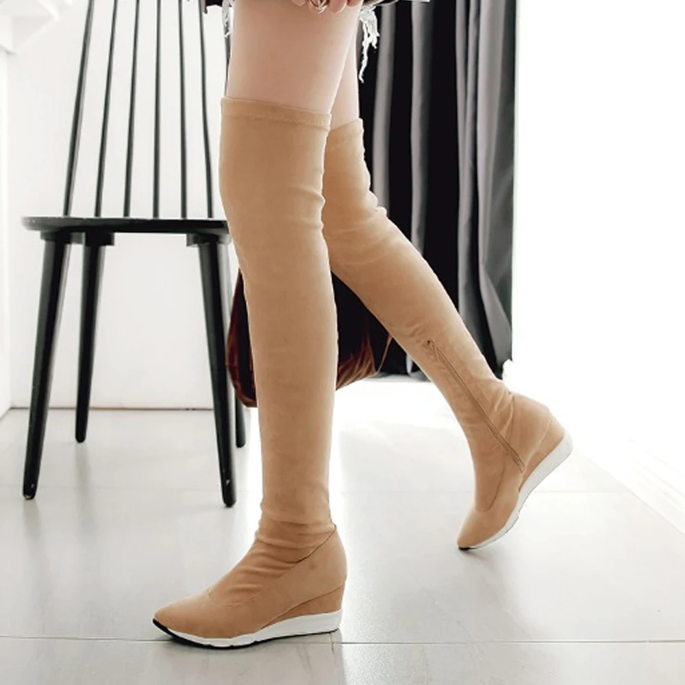 Женские ботфорты на танкетке черные высокие сапоги платформе с острым носком