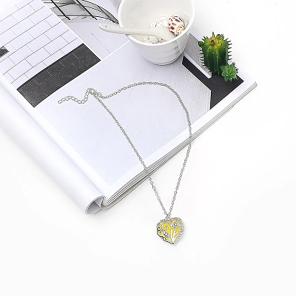 Новое Женское Ожерелье с персиковым сердцем креативный длинный светящийся кулон