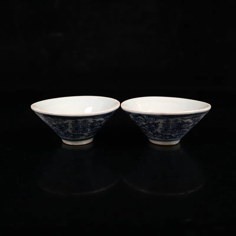 

Пара старых китайских синих и белых шляп с рисунком лотоса