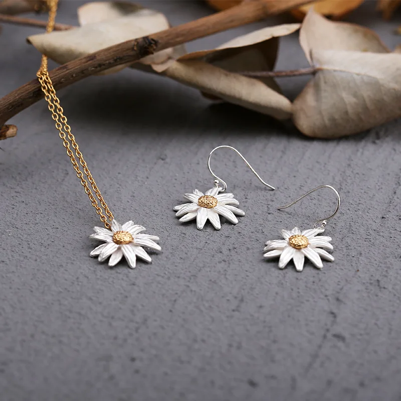 

European and American designer brand small Daisy clavicle necklace and earrings earrings simple temperamen