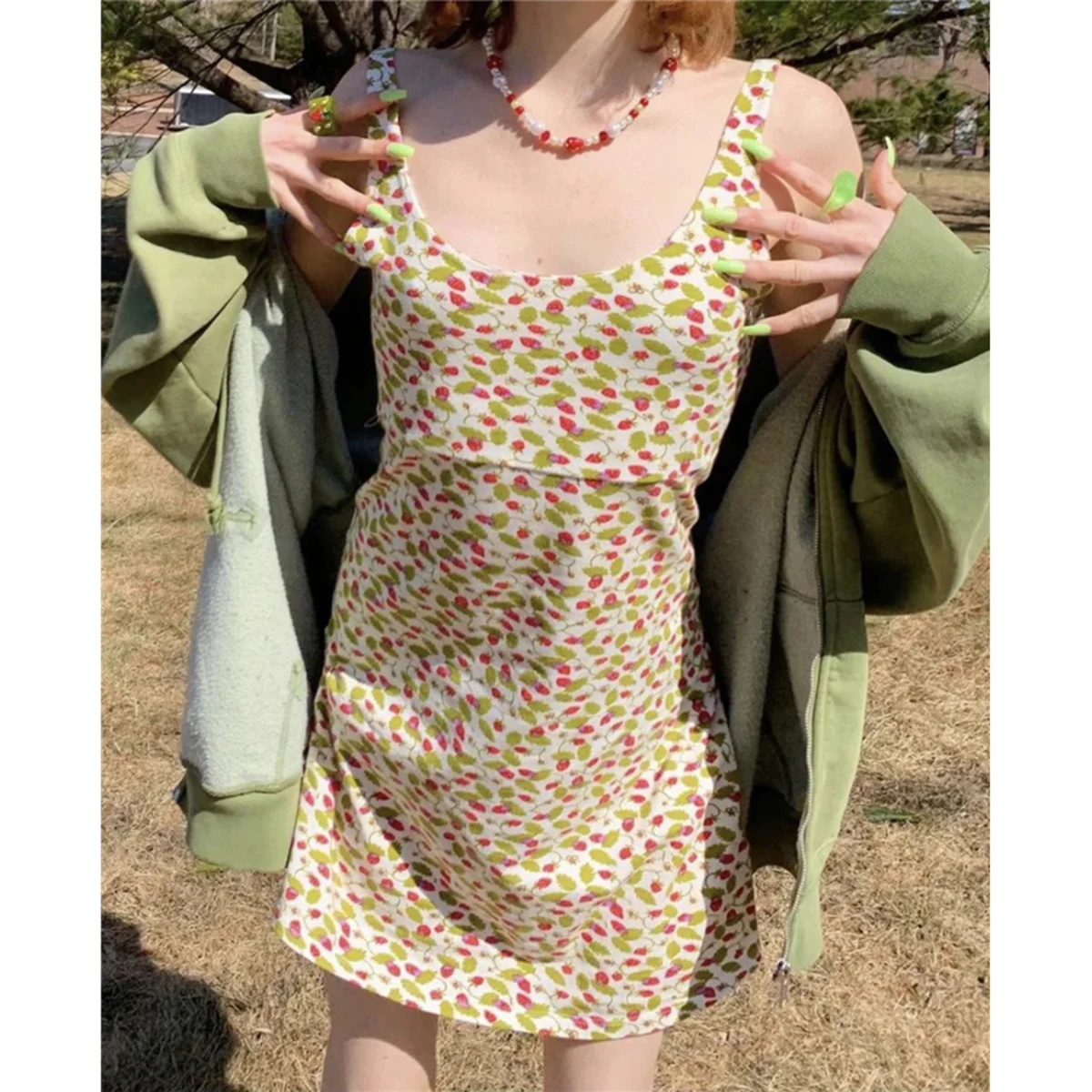Милое мини платье с клубничным принтом летние сексуальные платья без рукавов