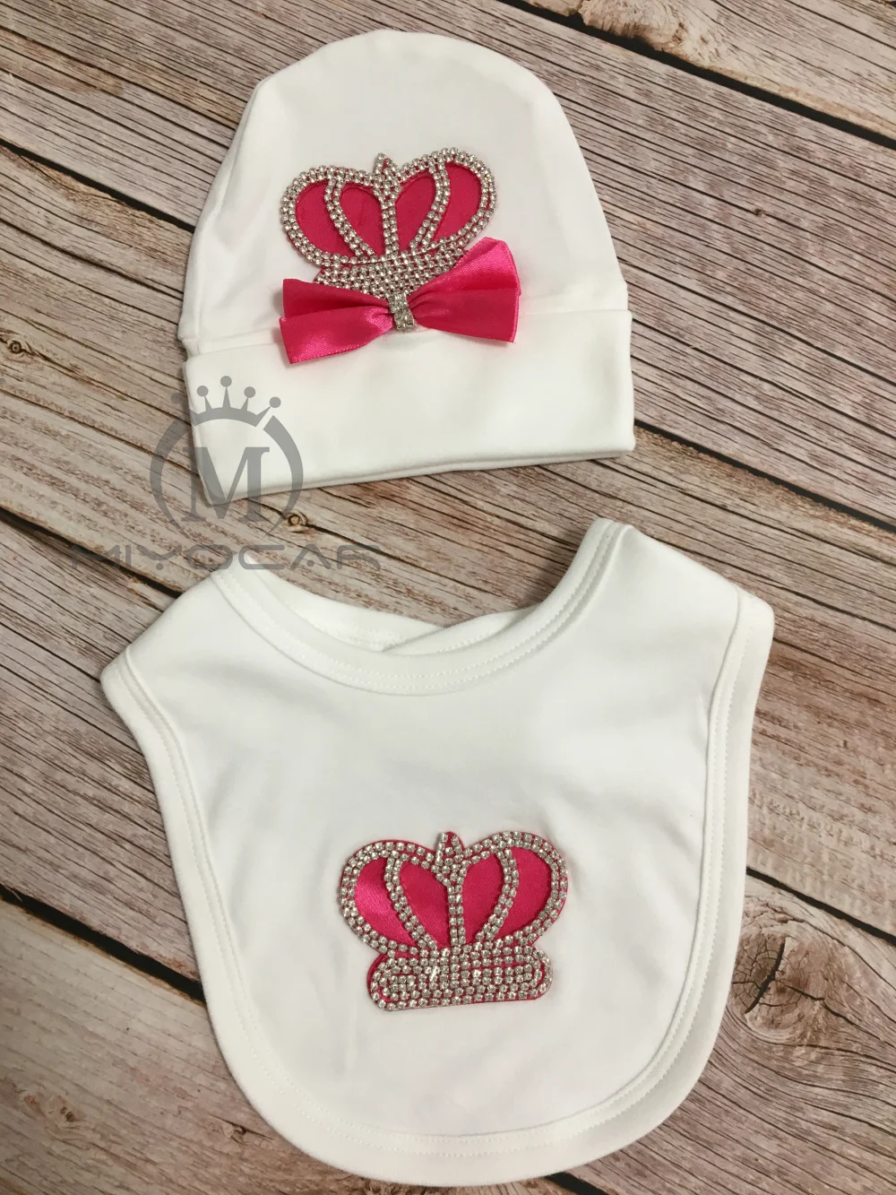 

MIYOCAR 0-6m cotton bling crown rhinestone baby hat and bib bling set unique design baby shower gift bling baby cothes HB9