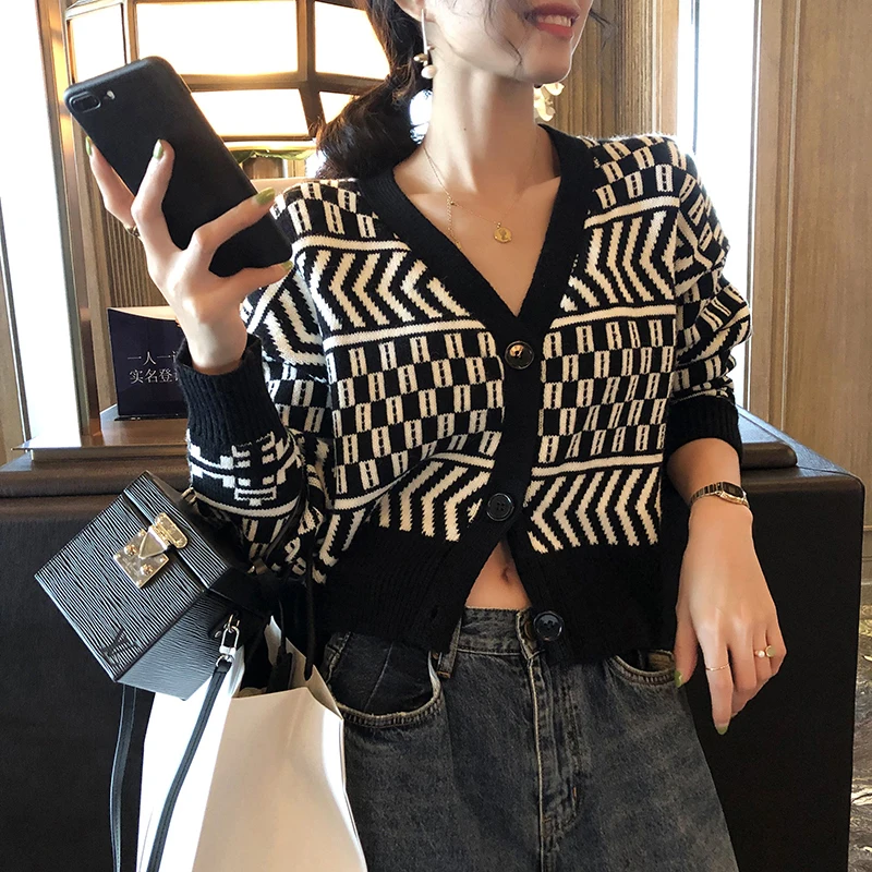 

Women Cardigans Winter Geometric Knitted Sweater Fashion Streetwear V Neck Batwing Long Sleeve Sweater Cardigan Feminino