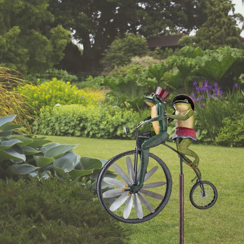 

85LC Vintage Wrought Iron Frog Riding Bicycle Wind Spinner with Standing Rod Animal Motorcycle Garden Pile Windmill for statue