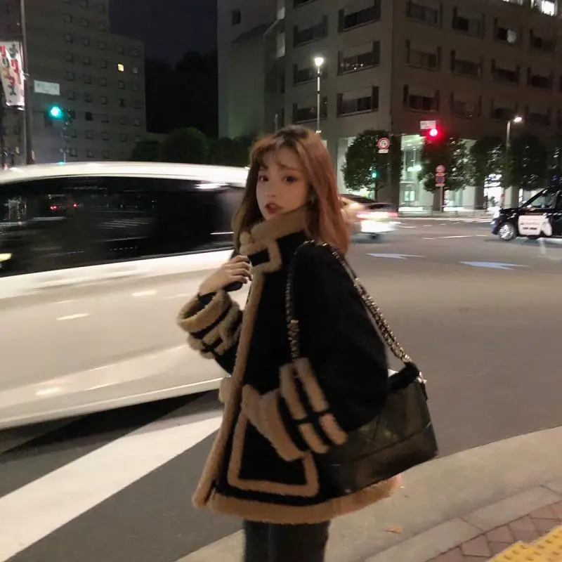 

New autumn and winter imitation lamb wool stitching corduroy coat women winter thickened short locomotive clothing
