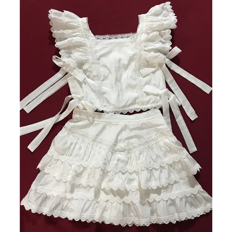 Женский комплект из 2 предметов облегающий короткий с вышивкой и кружевной