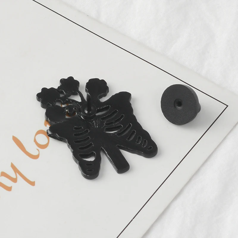 Цветочные эмалированные булавки с черепом Коллекция Pin Lapel с розой Гвоздики любви и смерти Романтическая брошь ювелирный подарок для друзей.