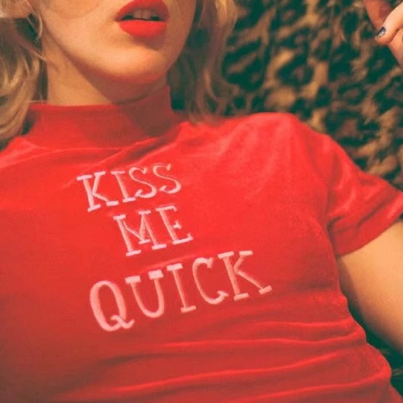 Женская футболка KISS ME красная бархатная водолазка с коротким рукавом и надписью