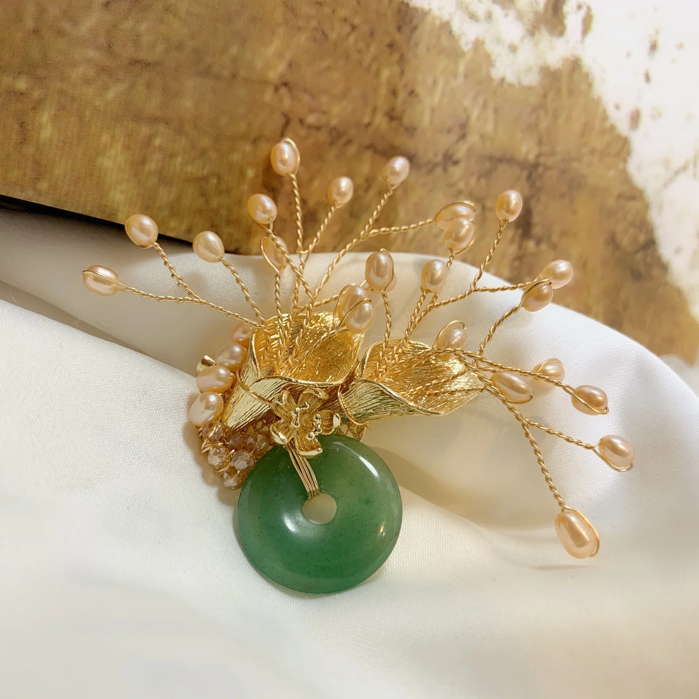 

2021 new light luxury pearl jade handmade corsage wild temperament personality brooch female fashion accessories creative gifts