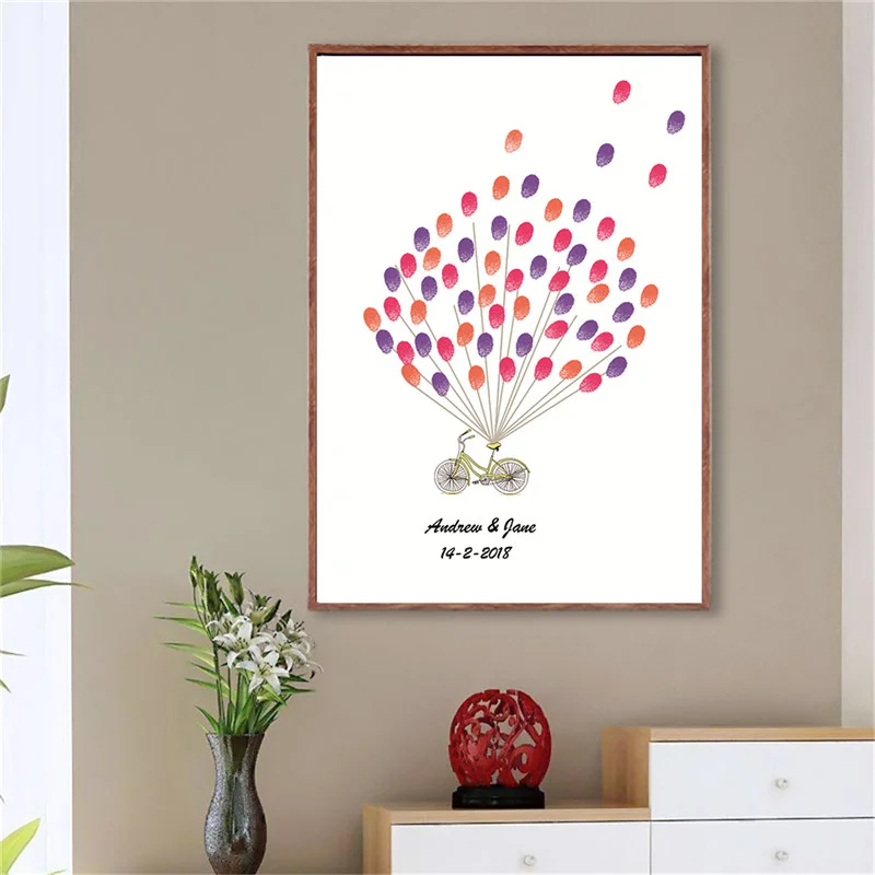 Фон для фотографирования детей с изображением велосипеда и отпечатков пальцев |