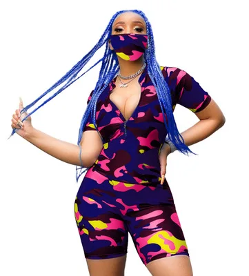 Спортивный женский костюм с маской-камуфляжом принтом коротким рукавом на