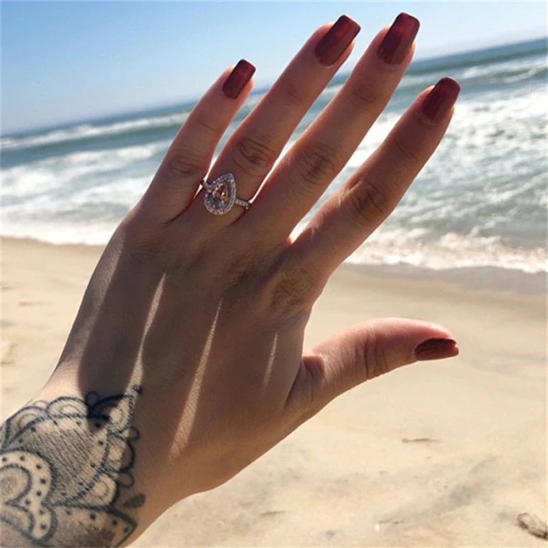 Кольцо обручальное цвета розового золота с крупным фианитом в форме груши |