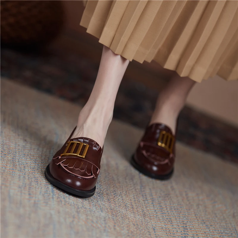 

VERCONAS Women Pumps Retro Genuine Leather Metal Decoration Low Heels Casual Working Spring Classic Shoes Woman 2021 Spring New