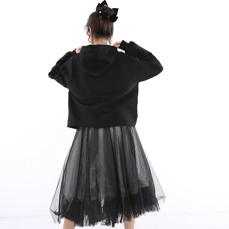 

[EAM] Women Contrast Color Irregular Black Big Size T-shirt New Hooded Long Sleeve Fashion Tide Spring Autumn 2021 1DB34701