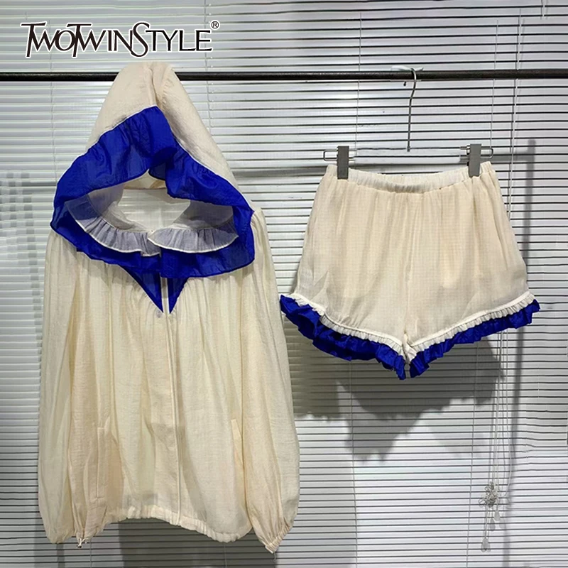 

Женский комплект из двух предметов TWOTWINSTYLE, повседневный комплект из двух предметов с капюшоном и длинными рукавами, эластичные шорты с высо...