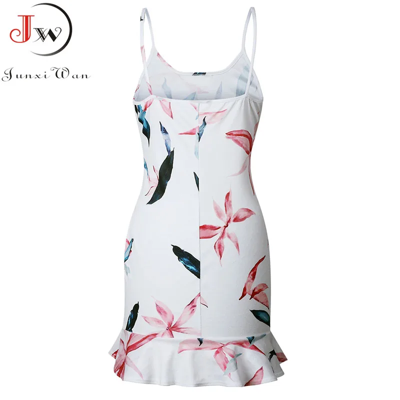 Женское облегающее платье без рукавов черное на тонких бретельках с оборками